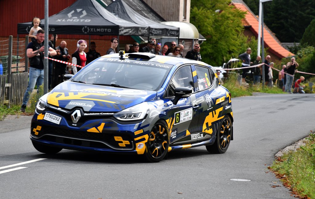 Casper Venning og Kristian Birk Hansen i deres Renault Clio R3T på den godt 35 kilometer lange Rårup-prøve, som blev kørt to gange. Begge gange blev de noteret for feltets sjettehurtigste tid.
(Foto: Morten Dam)